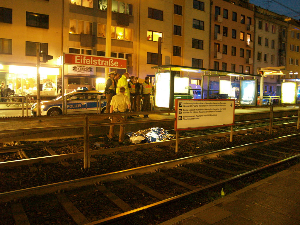 Person unter KVB Bahn Koeln Eifelstr P18.JPG